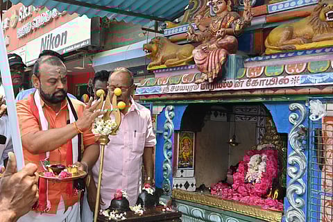 பூஜையில் ஈடுபட்ட முன்னாள் எம்எல்ஏ ராமநாதன்