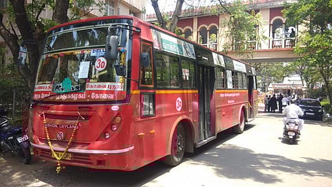 ஜப்தி செய்யப்பட்டு கோவை ஒருங்கிணைந்த நீதிமன்ற வளாகத்தில் இன்று நிறுத்திவைக்கப்பட்டிருந்த அரசுப் பேருந்து. | படம்:க.சக்திவேல்.