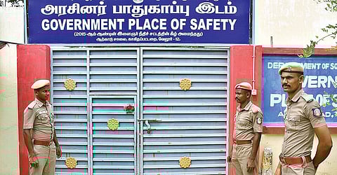 வேலூர் காகிதப்பட்டரையில் உள்ள அரசினர் பாதுகாப்பு இல்லத்தில் பாது காப்பு பணியில் ஈடுபட்டுள்ள காவல் துறையினர்.படம்: வி.எம்.மணிநாதன்