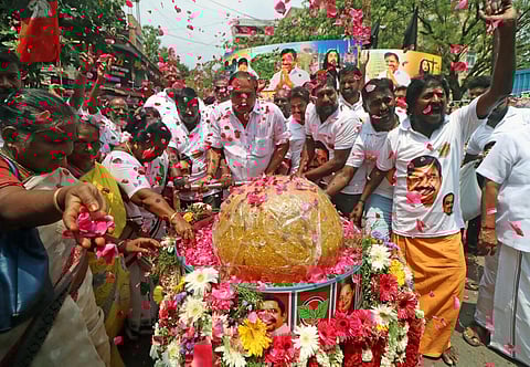 பொதுச்செயலாளராக பழனிசாமி தேர்வு - அதிமுக தொண்டர்கள் கொண்டாட்டம்