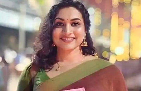 கேரளாவில் வினோத திருவிழா | பெண் வேடமிட்டு நேர்த்திக்கடன் செலுத்தும் ஆண்கள்; கவனம் ஈர்த்த வெற்றியாளர்