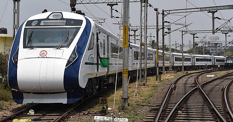 சோதனை ஓட்டமாக சென்னையில் இருந்து இன்று காலை கோவை வந்த வந்தே பாரத் ரயில். படம்: ஜெ.மனோகரன்