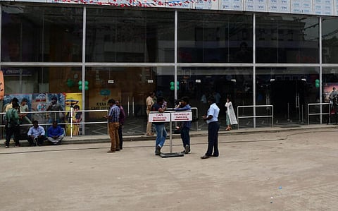 ரோகிணி திரையரங்க ஊழியர்கள் 2 பேர் மீது எஸ்சி/எஸ்டி வன்கொடுமை தடுப்புச் சட்டம் கீழ் வழக்குப் பதிவு