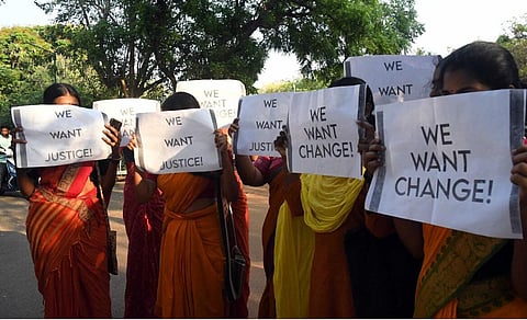 போராட்டத்தில் ஈடுபட்ட மாணவிகள் | கோப்புப்படம்