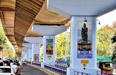 திறப்பு விழாவுக்குத் தயாரான மதுரை - ஊமச்சிகுளம் இடை யிலான மேம்பாலத் தூண்களில் வரையப்ப ட்டுள்ள ஓவியங்கள்.படங்கள்: நா.தங்கரத்தினம்