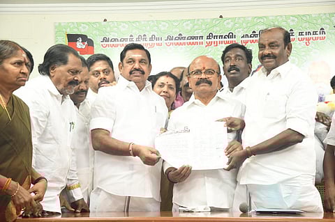 அதிமுக பொதுச்செயலராக பழனிசாமி தேர்வு: தேர்தல் ஆணையத்தில் ஆவணம் தாக்கல்