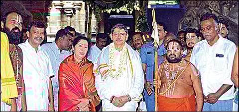 ஸ்ரீவில்லிபுத்தூர் ஆண்டாள் கோயிலில் சுவாமி தரிசனம் செய்த ஆளுநர் ரவி, அவரது  மனைவி லட்சுமி ரவி. அருகில் ஸ்ரீவில்லிபுத்தூர் ஸ்ரீ சடகோப ராமானுஜ ஜீயர்.