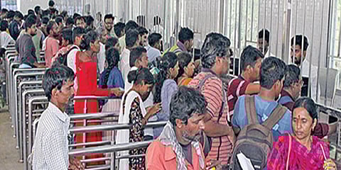 திருப்பதி மலையேறி செல்லும் பக்தர்களுக்கு திவ்ய தரிசன டோக்கன்கள் விநியோகம்  நேற்று முதல் மீண்டும் தொடங்கியது.