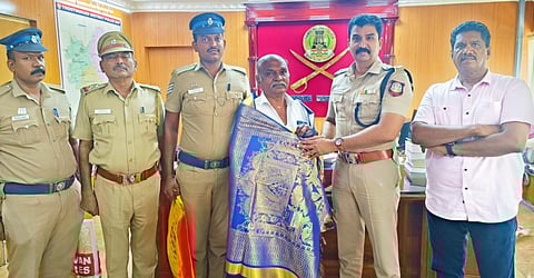 கீழே கிடந்த ரூ.4.95 லட்சம் பணத்தை காவல் நிலையத்தில் ஒப்படைத்த வியாபாரி: தூத்துக்குடி எஸ்.பி. பாராட்டு