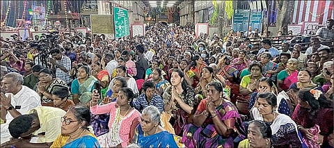 பழநியில் நேற்று நடைபெற்ற முத்துக்குமாரசுவாமி திருக்கல்யாண நிகழ்வில் கலந்துகொண்ட திரளான பக்தர்கள்.