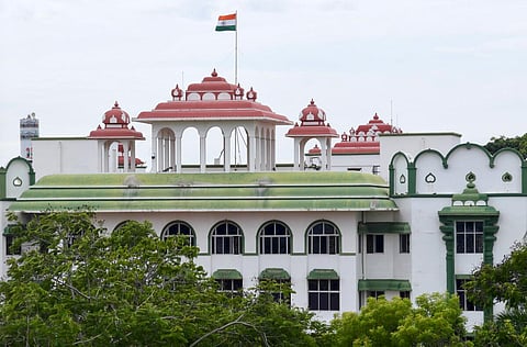 போதையில்லா தமிழகம் என பேசிவிட்டு கல்லூரி அருகே மதுக்கடை திறந்தால் எப்படி?: அரசுக்கு உயர் நீதிமன்றம் கேள்வி