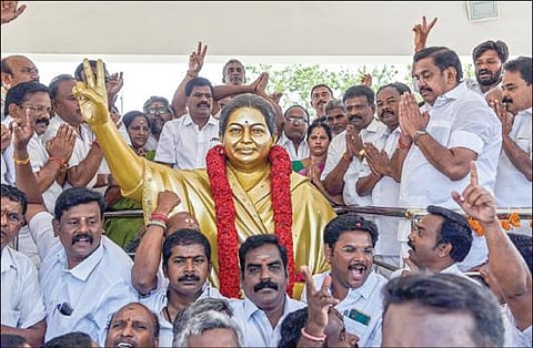 சேலம் அண்ணா பூங்கா அருகே உள்ள எம்ஜிஆர், ஜெயலலிதா சிலை களுக்கு அதிமுக பொதுச்செயலாளர் பழனிசாமி மாலை அணிவித்து மரியாதை செய்தார். படம்: எஸ். குரு பிரசாத்