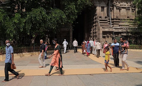 கோடை வெயில் உக்கிரம்: மதுரை மீனாட்சி அம்மன் கோயிலில் பக்தர்களுக்காக தென்னை நார் விரிப்புகள்!