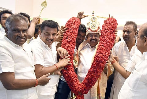 கோவை மாவட்ட அதிமுக சார்பில்  எடப்பாடி பழனிசாமிக்கு மாலை, கிரீடம் அணிவித்து வாழ்த்து |  படம்: ஜெ.மனோகரன்.