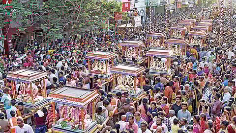 சென்னை மயிலாப்பூர் கபாலீஸ்வரர் கோயில் பங்குனி பெருவிழாவை முன்னிட்டு, விழாவின் 8-ம் நாளான நேற்று 63 நாயன்மார்கள் திருவீதி உலா நடைபெற்றது. இதில், ஆயிரக்கணக்கான பக்தர்கள் கலந்துகொண்டனர். படம்: ம.பிரபு