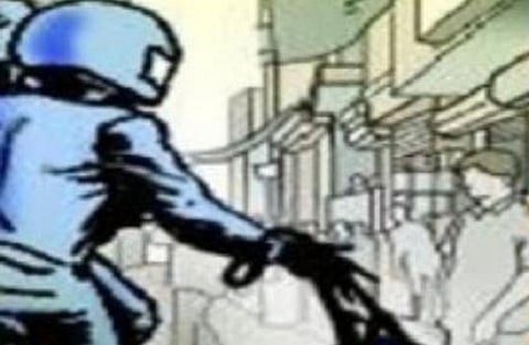 கும்மிடிப்பூண்டி, பொன்னேரி பகுதிகளில் பட்டப்பகலில் 3 பேரிடம் கத்திமுனையில் 15 பவுன் பறிப்பு