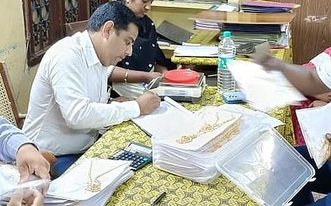 கும்மிடிப்பூண்டி | ஆவணங்கள் இல்லாத 14 கிலோ தங்கம் பறிமுதல்