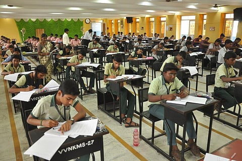 10-ம் வகுப்பு பொதுத்தேர்வு நாளை தொடக்கம் : 9.76 லட்சம் மாணவர்கள் எழுத உள்ளனர்