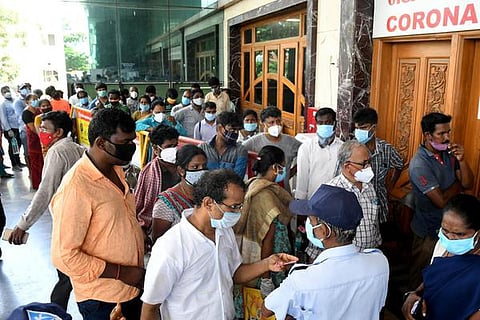 கரோனா தொற்று பாதிப்பு அதிகம் உள்ள பகுதிகளில் விழிப்புணர்வு ஏற்படுத்த வேண்டும் - சுகாதாரத் துறை அறிவுறுத்தல்