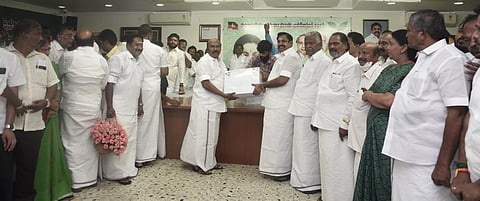 படிவங்களை வழங்கிய எடப்பாடி பழனிசாமி