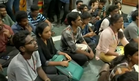 போராட்டத்தில் ஈடுபட்டு வரும் மாணவர்கள்