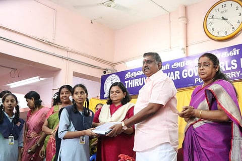 புதுச்சேரியில் வரும் கல்வியாண்டிலேயே அரசுப் பள்ளிகளில் 9-ம் வகுப்பு வரை சிபிஎஸ்இ பாடத்திட்டம்: அரசு உறுதி