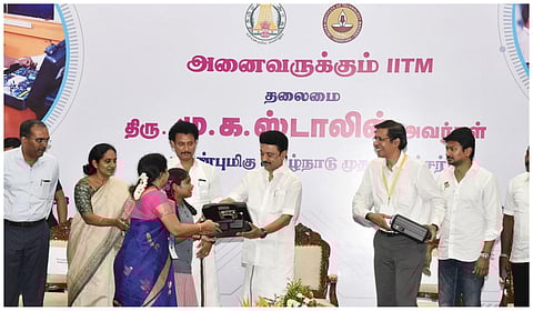 அனைவருக்கும் IITM திட்டத்தில் அரசுப் பள்ளி மாணவர்களுக்கு  மின்னணு செய்முறைப் பெட்டகங்களை முதல்வர் ஸ்டாலின் வழங்கினார்