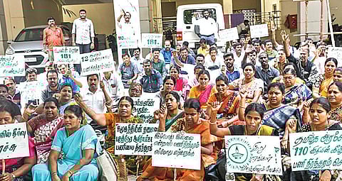 12 ஆயிரம் பகுதிநேர ஆசிரியர்களை பணிநிரந்தரம் செய்ய வலியுறுத்தி,பகுதிநேர ஆசிரியர்கள் கூட்டமைப்பின் சார்பில்,  கவன ஈர்ப்பு ஆர்ப்பாட்டம், சென்னை எழும்பூர், பேராசிரியர் அன்பழகன் கல்வி வளாகத்தில் நேற்று நடைபெற்றது. படம்: பு.க.பிரவீன்