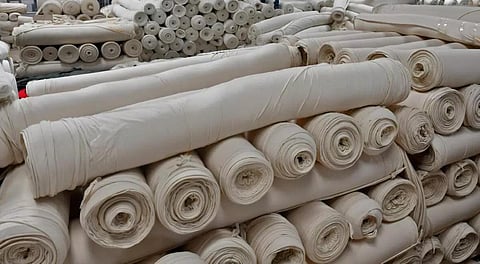 செயற்கை நூல் இழை திணிப்பால் தமிழகத்தில் பருத்தி ஆடை உற்பத்தி சரிவு : மத்திய, மாநில அரசுகள் நடவடிக்கை எடுக்க எதிர்பார்ப்பு