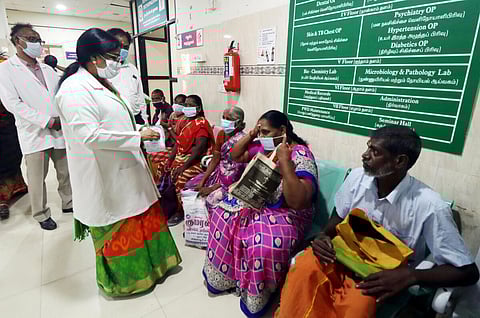 கரோனா பாதிப்பு | தினசரி பரிசோதனை எண்ணிக்கையை 11 ஆயிரமாக அதிகரிக்க தமிழக சுகாதாரத் துறை அறிவுறுத்தல்