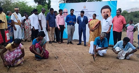 வந்தவாசியை அடுத்த கீழ்நமண்டி அகழாய்வு மையத்தில் தொடங்கிய முதல் கட்ட அகழாய்வு பணியை ஆட்சியர் பா.முருகேஷ் பார்வையிட்டார்.