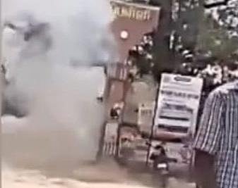 நாட்டு வெடி வெடித்ததும் பள்ளி வளாகம் முழுவதும் புகை மண்டலமாக பரவியது.