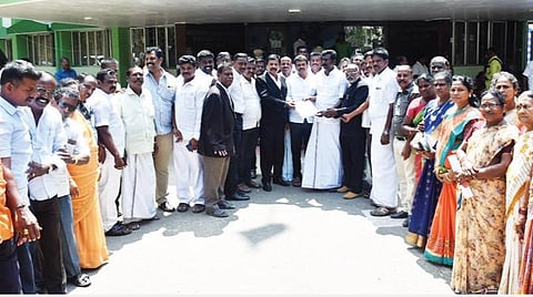 முன்னாள் முதல்வர் எடப்பாடி கே.பழனிசாமி மீது அவதூறு வீடியோ வெளியிட்ட திமுக முன்னாள் கொள்கை பரப்புச் செயலாளர் குடியாத்தம் குமரன் மீது நடவடிக்கை எடுக்க வலியுறுத்தி வேலூர் மாவட்ட காவல் கண்காணிப்பாளர் அலுவலகத்துக்கு மனு அளிக்க வந்த அதிமுகவினர்.படம்: வி.எம்.மணிநாதன்.