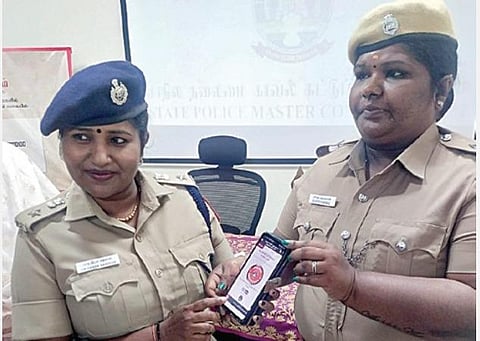 காவல் உதவி செயலி குறித்து விளக்கம ளிக்கும் காவல் கண்காணிப்பாளர் தீபா சத்யன் .