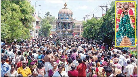 ஸ்ரீ ரங்கம் ரங்கநாதர் கோயிலில் நேற்று நடைபெற்ற பங்குனித் தேர்த் திருவிழா. (உள்படம்) சிறப்பு அலங்காரத்தில் தேரில் எழுந்தருளிய நம்பெருமாள்.﻿﻿