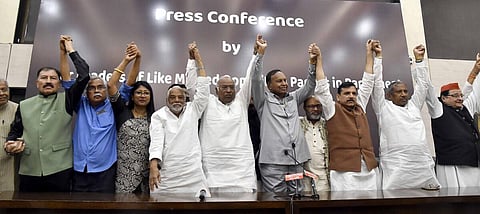 டெல்லியில் நாடாளுமன்றத்தில் இருந்து விஜய் சவுக் வரை எதிர்க்கட்சித் தலைவர்கள் நேற்று மூவர்ண கொடியேந்தி பேரணி நடத்தினர். இதில் காங்கிரஸ் தலைவர் மல்லிகார்ஜுன கார்கே, பிஆர்எஸ் எம்.பி. கேசவ் ராவ், திமுக எம்.பி. டி.ஆர்.பாலு, ஆம் ஆத்மி எம்.பி. சஞ்சய் சிங் மற்றும் எம்.பி.க்கள் பலர் பங்கேற்றனர்.படம் : பிடிஐ