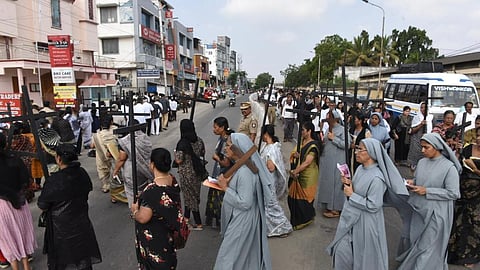 கோவையில் நடைபெற்ற சிலுவைப்பாடு நிகழ்ச்சி  | படம். ஜெ. மனோகரன்