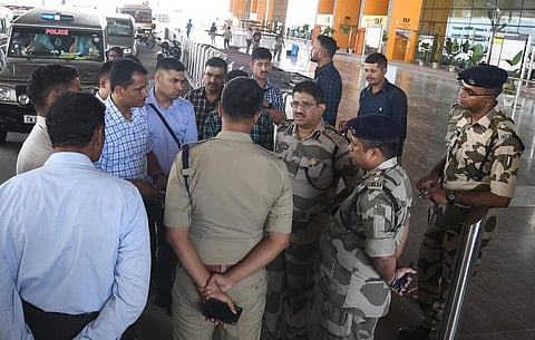 பிரதமரின் வருகையையொட்டி சென்னை விமான நிலையத்தில் செய்யப்பட்டுள்ள பாதுகாப்பு ஏற்பாடுகளை ஆய்வு செய்யும் சிறப்பு பாதுகாப்பு படையினர்.