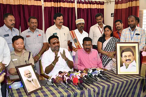 தஞ்சாவூரில் அரசு கூர் நோக்கு இல்லத்தில் செய்தியாளர்களை தேசிய குழந்தைகள் உரிமைகள் பாதுகாப்பு ஆணைய உறுப்பினர் ஆர்.ஜி.ஆனந்த்  சந்திக்கும் போது முதலில் பிரதமர் மோடி படம் மட்டுமே இருந்தது. பின்னர் முதல்வர் ஸ்டாலின் படமும் அங்கு வைக்கப்பட்டது