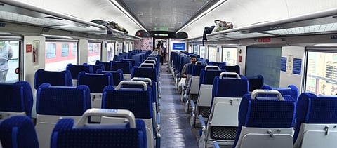 கோவை - சென்னை இடையே இயக்கப்பட உள்ள 'வந்தே பாரத்' ரயிலில், ஏசி சேர் கார் வகுப்பின் உட்புறத் தோற்றம்