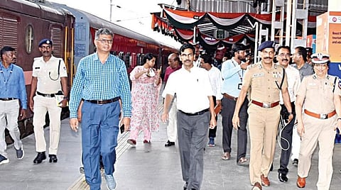 சென்னை - கோயம்புத்தூர் இடையேயான வந்தே பாரத் விரைவு ரயிலை பிரதமர் நரேந்திர மோடி இன்று தொடங்கி வைக்கிறார். இதையொட்டி சென்னை சென்ட்ரல் ரயில் நிலையத்தில் மேற்கொள்ளப்பட்டுவரும் முன்னேற்பாடு பணிகளை தலைமைச் செயலர் இறையன்பு நேற்று ஆய்வு செய்தார். உடன் டிஜிபி சைலேந்திர பாபு மற்றும் அரசு உயர் அலுவலர்கள்.