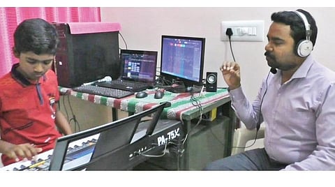 அரசுப் பள்ளி ஆசிரியர் சீனிவாசன் எழுதி, அவரது மகன்  நேஷ் இசையமைப்பில் விழிப்புணர்வு பாடல் பதிவு செய்யப்பட்டது.