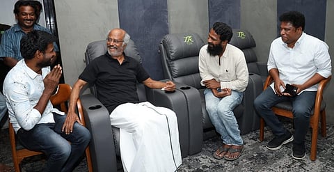 படக்குழுவுடன் ரஜினி