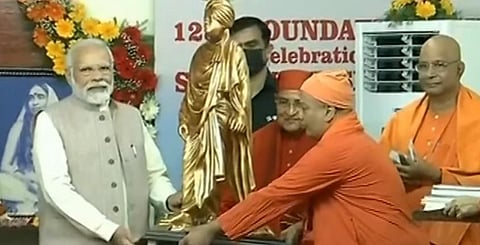  விவேகானந்தரின் முழு உருவச் சிலையை பிரதமருக்கு அளித்த  ஸ்ரீராமகிருஷ்ணா மடத்தின் நிர்வாகிகள்