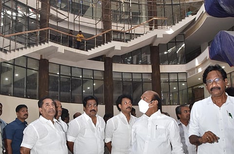 மதுரை நத்தம் சாலையில் பல்லடுக்கு மாளிகையாக பிரம்மாண்டமாக எழும்பியுள்ள கலைஞர் நூலகத்தை அமைச்சர்கள் மற்றும் மாவட்ட ஆட்சியர் பார்வையிட்டனர். படம்: எஸ். கிருஷ்ணமூர்த்தி