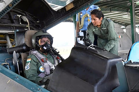 முதல் முறையாக சுகோய் போர் விமானத்தில் பறந்தார் குடியரசுத் தலைவர்