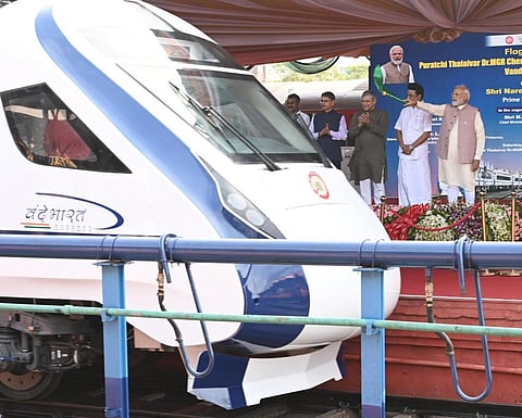 சென்னை சென்ட்ரல் ரயில் நிலையத்தில் நேற்று நடந்த நிகழ்ச்சியில், சென்னை - கோவை ‘வந்தே பாரத்’ அதிவிரைவு ரயில் சேவையை பிரதமர் நரேந்திர மோடி கொடியசைத்து தொடங்கி வைத்தார். உடன், ஆளுநர் ஆர்.என்.ரவி, முதல்வர் ஸ்டாலின், ரயில்வே அமைச்சர் அஸ்வினி வைஷ்ணவ், மத்திய இணை அமைச்சர் எல்.முருகன் ஆகியோர்.படம்: ம.பிரபு