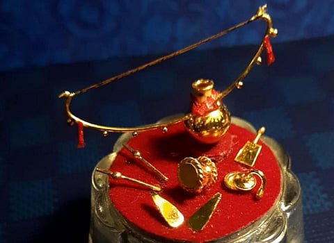 1.83 கிராம் எடையுள்ள தங்கத்தில் செய்யப்பட்ட 8 வில்லிசை கருவிகளை