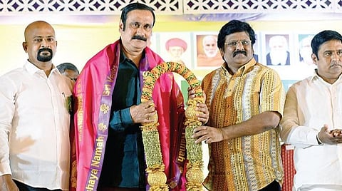 சென்னையில் நேற்று நடைபெற்ற அகில இந்திய ஓபிசி ரயில்வே ஊழியர்கள் சங்க மாநில மாநாட்டில் சிறப்பு விருந்தினராகப் பங்கேற்ற பாமக தலைவர் அன்புமணியை மாலை அணிவித்து வரவேற்றார் சங்கப் பொதுச் செயலாளர் ஆர்.அப்சல். உடன், பகுஜன் சமாஜ் கட்சி மாநிலத் தலைவர் கே.ஆம்ஸ்ட்ராங், பாமக வடக்கு மண்டல இணைப் பொதுச் செயலாளர் ஏ.கே.மூர்த்தி உள்ளிட்டோர். படம்: பு.க.பிரவீன்