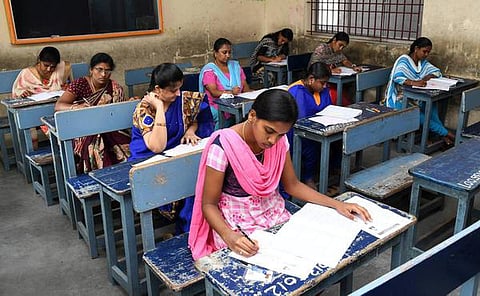 டிஇஓ தேர்வெழுதும் ஆசிரியர்களுக்கு தேர்வு பணியில் விலக்கு